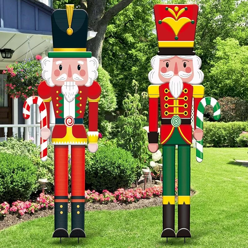 Marke: Marsui Marsui Großes Nussknacker-Hofschild aus Metall mit Heringen, 114 cm, Weihnachtsdekoration, Nussknacker, Rasenschild, Soldat für Urlaub, Garten, Veranda, Weg, niedlich, 2 Stück