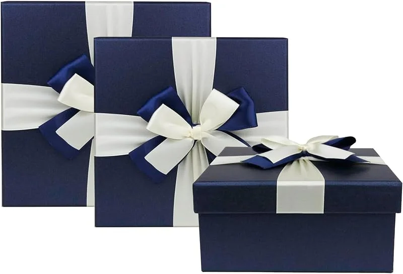 Besuche den emartbuy-Store Emartbuy Set von 3 starren quadratischen Geschenkboxen, dunkelblaue Box mit Deckel, braune Innenseite und Satinband — Geschenkverpackung