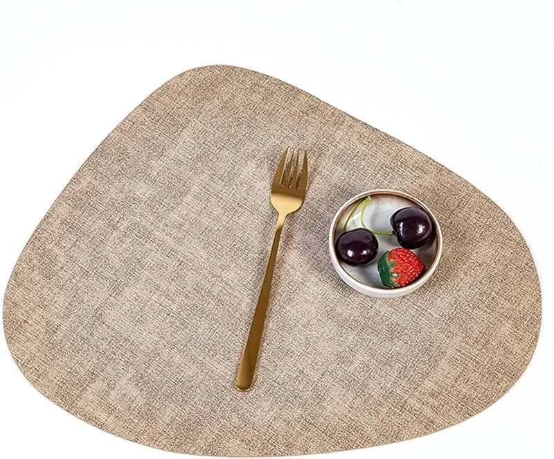 Besuche den Epinki-Store Epinki Tischsets Platzsets Retro Vintage Dreieck, 2er Set PU Leder Platzset Vintage Einfarbig Rindsleder Textur, Tischmatten Set Abwaschbar Beige Gelb für Zuhause Restaurant, 34x42.5CM — Küche & Haushalt