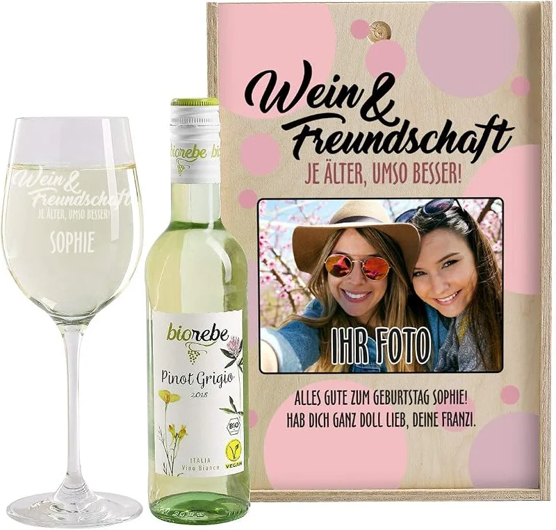 Besuche den Herz & Heim-Store Herz & Heim® Wein-Geschenk im Namen der Freundschaft mit graviertem Leonardo Weinglas, Wein und eigenem Foto auf der Weinkiste Pinot Grigio — Wein und Festtafel