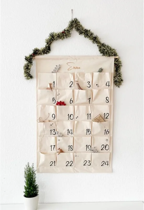 Marke: Generisch Personalisierter XXL Adventskalender zum Befüllen – 24 Taschen Baumwolle – Wiederverwendbar – Weihnachtskalender mit Namen – Adventskalender Stoff zum Aufhängen – 93x60 cm (Mit Personalisierung) — Advent und Tisch