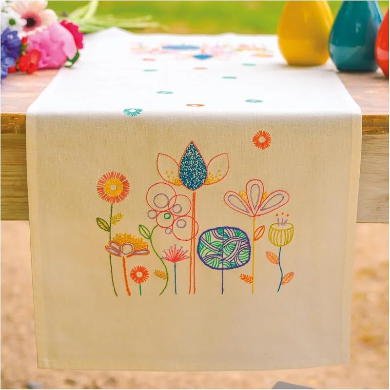 Besuche den Vervaco-Store VERVACO Stickpackung Tischläufer Sticken Set Erwachsene Vorgedruckt STILVOLLE BLUMEN Stickläufer zum Selbersticken Vorgezeichnet Decke Sticken Stickpackung Plattstich 35 x 95 cm Kreatives Geschenk — Advent und Tisch