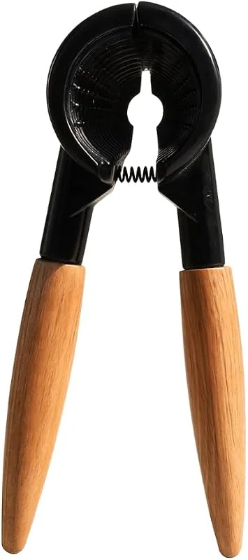 Marke: Venteo Manueller Nussknacker aus schwarzem Metall mit Holzgriffen, Ergonomisches Werkzeug für Nüsse und Kerne, Kontrollierter Druck für Walnüsse, Haselnüsse und Mandeln, Robustes Zubehör für Küche — Küche & Haushalt
