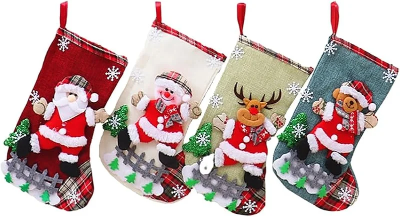 Marke: Fiorky Überraschungs-Geschenktüten-Set mit großem Fassungsvermögen, Plüsch-Weihnachtsmann, Schneemann, Bär, Elch, 4-teiliges Weihnachtsstrümpfe-Set for Weihnachtsbaum, Kamin — Weihnachtsdeko