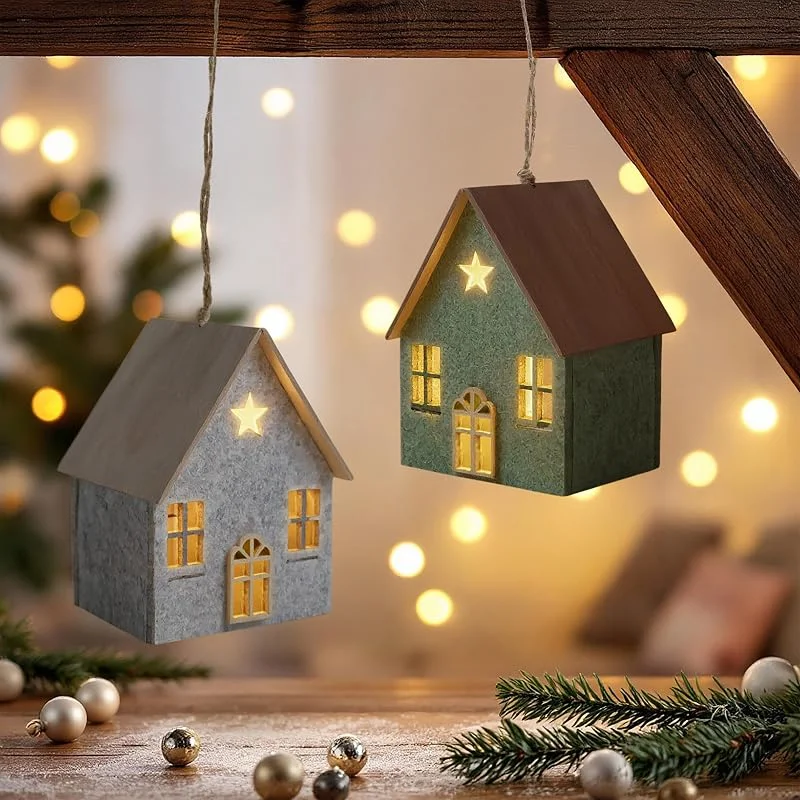 Besuche den Spetebo-Store Spetebo LED Filz Haus zum Hängen mit Holzdach 2er Set, 12x9 cm — Weihnachtsdeko