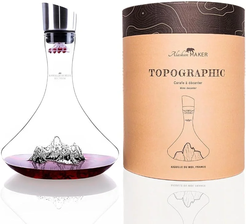 Marke: Alaskan MAKER Alaskan MAKER Weindekanter 1, 8 l – Hochwertiges, mundgeblasenes Kristallglas mit Bergrelief, 3-in-1-Stopfen (Filter, Belüfter und Ausgießer) (Aiguille du Midi) — Wein und Festtafel
