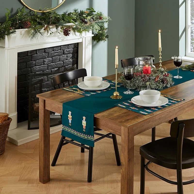 Marke: Catherine Lansfield Catherine Lansfield Dining Christmas Tischläufer Nussknacker aus Reiner Baumwolle 33x220 cm grün — Küche & Haushalt