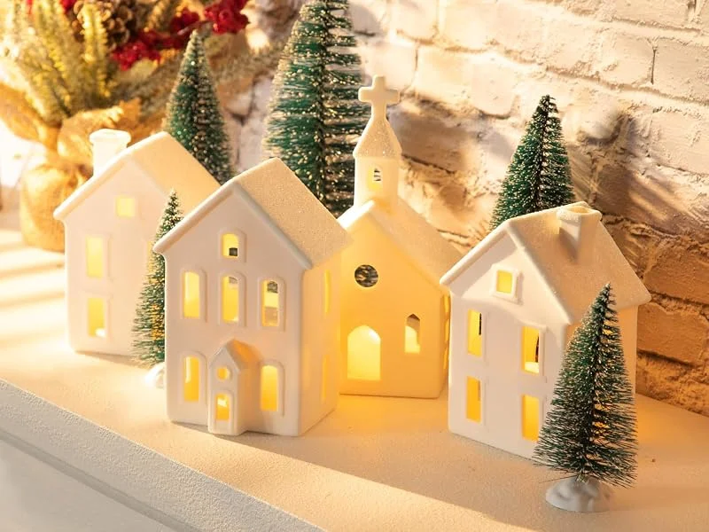 Besuche den CHUANGLI-Store Weihnachtsdorf-Figuren-Set, 4 Keramikhäuser und 5 Bäume, Weihnachtsdekoration für den Innenbereich, weiß, rustikale Dekoration für Zuhause, Tisch, Zimmer, 9 Stück