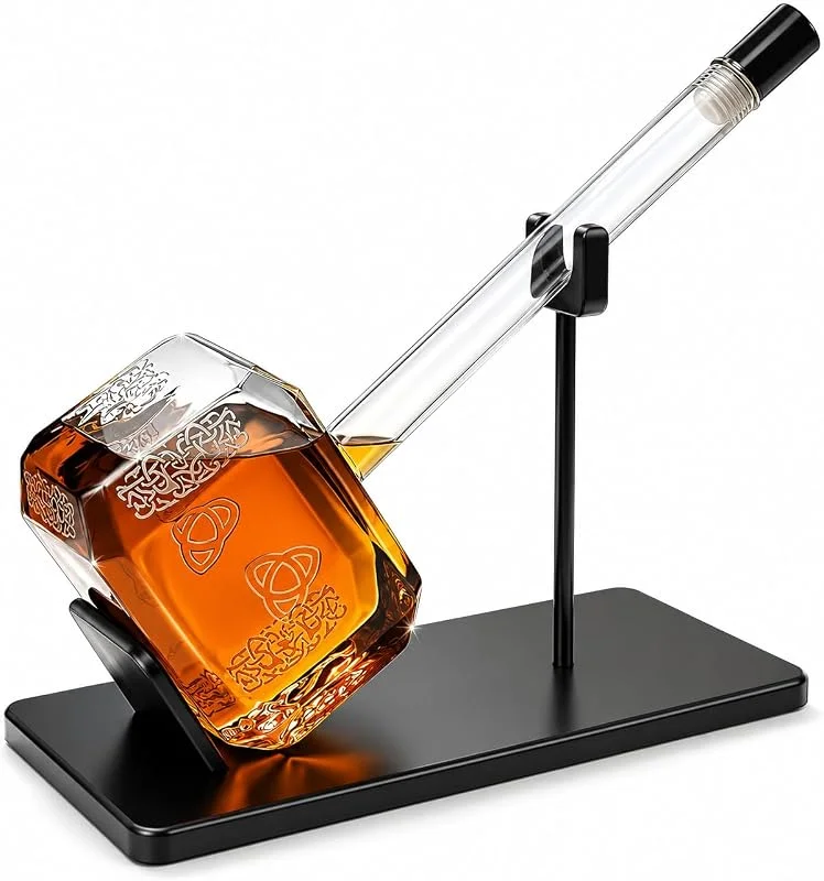 Besuche den The Wine Savant-Store Großer Thors Hammer Whisky- und Weinkaraffe Karaffe dekanter für Tequila, Bourbon, Scotch oder Wein – Thor-Geschenke, Avengers-Geschenke, Comic-Liebhaber-Geschenke, 43, 2 cm H, 43, 2 cm B – Geschenk für — Wein und Festtafel