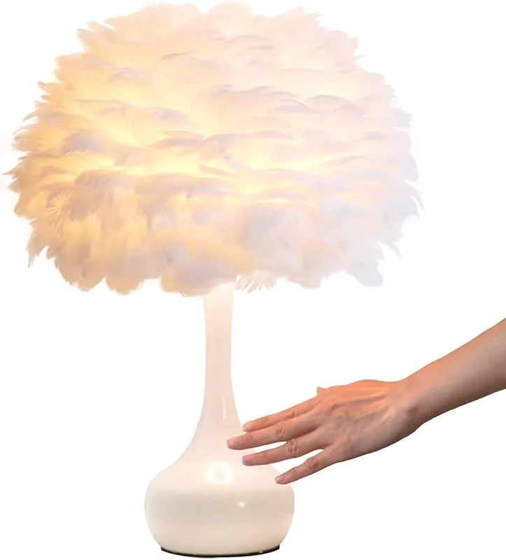 Marke: GUANSHAN Elegante Feder-Tischlampe mit weißem Sockel, einfache, romantische und schöne Nachttischlampe, Tischleuchte, Federlampenschirm für Schlafzimmer, Wohnzimmer, Hochzeitsgeschenk — Kerzenlicht Abendessen