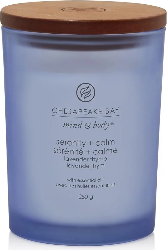 Besuche den Chesapeake Bay Candle-Store Chesapeake Bay Duftkerze, Serenity + Calm Aromatherapie-Kerze, mittlerer Tumbler, Brenndauer: bis zu 57 Stunden, Mind & Body Kollektion — Kerzenlicht Abendessen