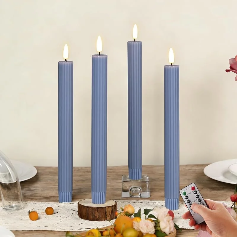 Marke: Girimax Dusty Blue gerippte, flammenlose Spitzkerzen mit Fernbedienung, flackernde LED-Wachskerzenleuchter, batteriebetrieben, 4 Stück — Kerzenlicht Abendessen