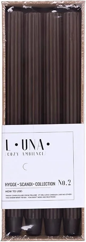 Besuche den DONAU HOME-Store Set Lange Stabkerzen Gerippt, Braun, 4 Stück, 30 x Ø 2, 5cm Unparfümiert, Geriffelte Stabkerzen, Tafelkerzen zur Dekoration im Wohnzimmer, Bad, 10 Stunden Brenndauer, Leuchterkerzen — Kerzenlicht Abendessen
