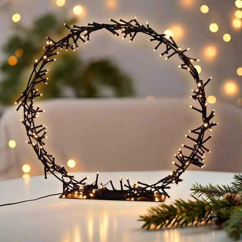 Besuche den Spetebo-Store Spetebo LED Ring schwarz mit Standfuß - 38 cm - Metallkranz warm weiß beleuchtet mit Timer - Clusterring Lichterkette Advent Weihnachten Dekoration für Innen und Außen — Weihnachtsbeleuchtung