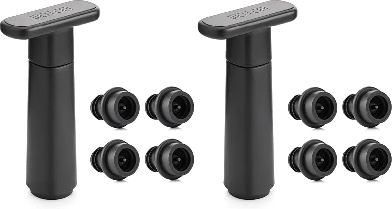 Besuche den WOTOR-Store WOTOR Wein Vakuumpumpe mit 4 Stopfen, Weinflaschenverschluss, Weinkonservierer, wiederverwendbarer Weinverschluss hält Wein frisch, ideales Weinzubehör Geschenk (Packung mit 2) — Wein und Festtafel