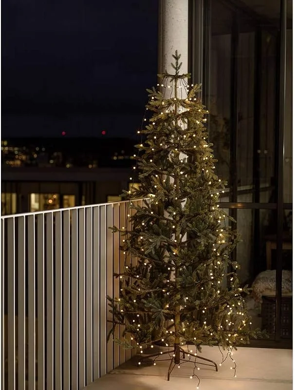 Besuche den Konstsmide-Store Konstsmide LED Baummantel mit Ring Ø 11, mit Globes, 8 Stränge à 30 Dioden, vormontiert, 240 bernsteinfarbene Dioden, 24V Außentrafo, schwarzes Kabel - 6327-800 — Weihnachtsbeleuchtung