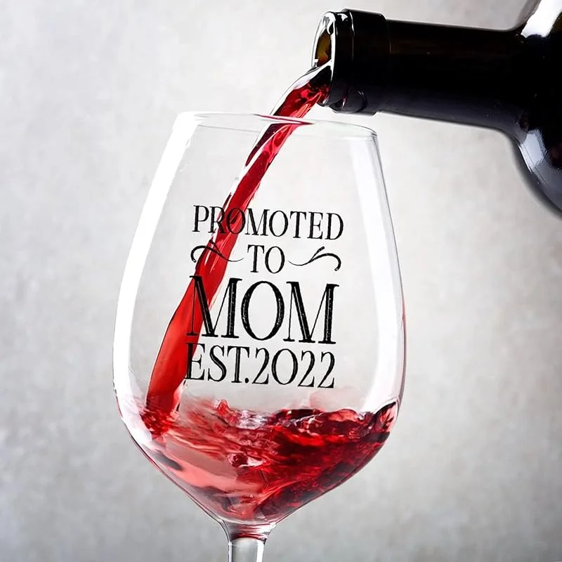 Marke: Rimego Rotweingläser, 2er-Set, "Promoted to Mom", Stielweinglas, 482 ml, für Paare, Jahrestag, Hochzeit, Geschenk, personalisierte Weingeschenke für Frauen und Männer — Wein und Festtafel