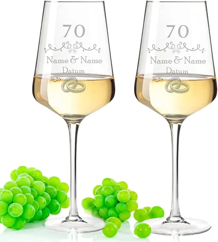 Besuche den GRAVURZEILE-Store GRAVURZEILE Weißweingläser mit Gravur - Gnadenhochzeit 70 Jahre - Personalisiert mit Namen & Datum - Geschenk für Sie & Ihn zur Hochzeit Verlobung Jahrestag — Wein und Festtafel