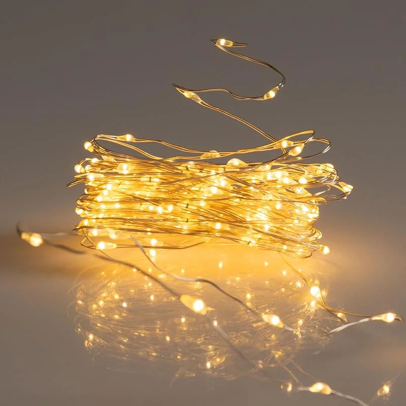 Besuche den Spetebo-Store Spetebo LED Draht Lichterkette mit Timer und 8 Funktionen warm weiß - 395 cm, 80 LED - Innen und Außen Draht Lichterkette mit Batterie betrieb — Weihnachtsbeleuchtung