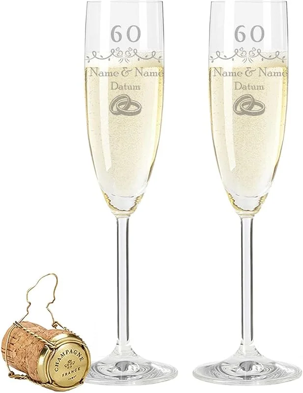 Besuche den GRAVURZEILE-Store GRAVURZEILE Sektgläser mit Gravur - Diamantene Hochzeit 60 Jahre - Personalisiert mit Namen & Datum - Geschenk für Sie & Ihn zur Hochzeit Verlobung Jahrestag — Wein und Festtafel