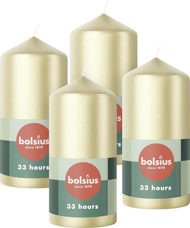 Besuche den bolsius-Store Bolsius Glatte Stumpenkerzen - Metallic Silber - 4 Stück - 12 x 6 cm - Dekorative kerzen - Brenndauer 33 Stunden - Unparfümierte - Enthält Natürliches Pflanzenwachs - Ohne Palmöl — Advent und Tisch