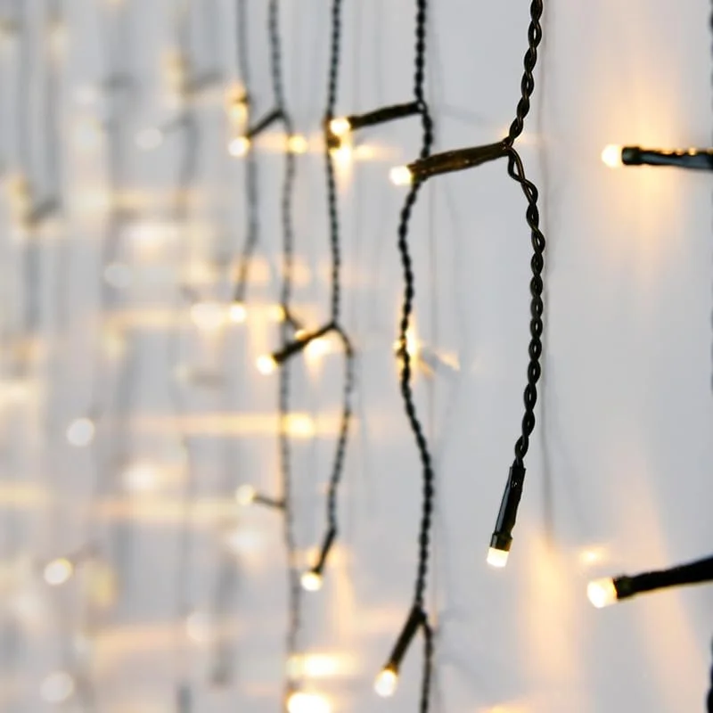 Besuche den Spetebo-Store Eisregen Lichtervorhang warm weiß für Außen mit Stecker - 180 LED — Weihnachtsbeleuchtung
