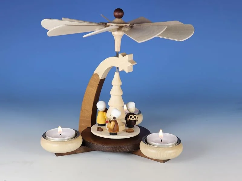 Marke: Kunsthandwerk Ullrich Tischpyramide Weihnachtsbäcker bunt BxH 19, 5x19cm NEU Holzpyramide Tischdekoration Dekoration Weihnachten Wärmespiel Lichter Figur Edelholz Seiffen Erzgebirge Holz Flügel Kerzen — Weihnachtsdeko