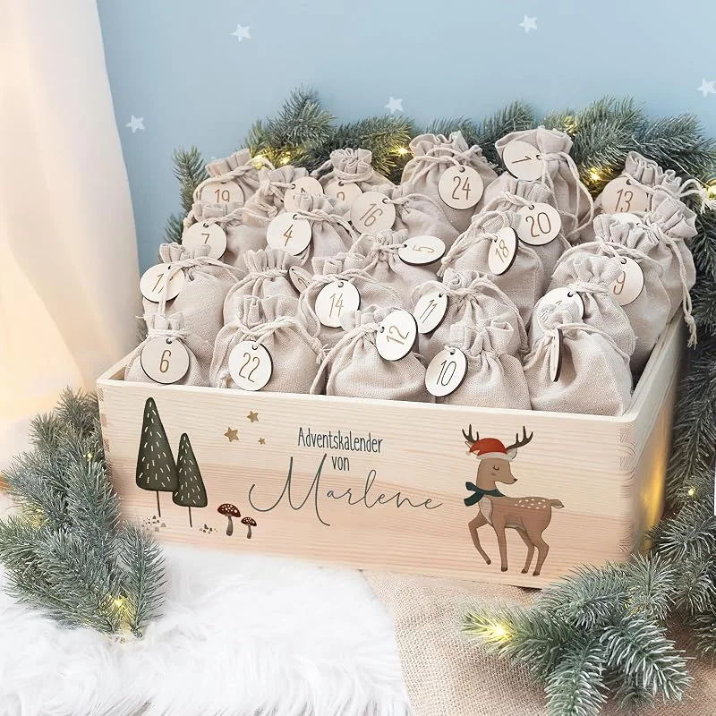 Besuche den hellomini-Store Personalisierte Adventskiste - Adventskalender 2026 Kinder aus Holz mit Namen - Aquarell Druck Kalender DIY - Weihnachtskalender für Kinder - hellomini (Reh Druck) — Advent und Tisch