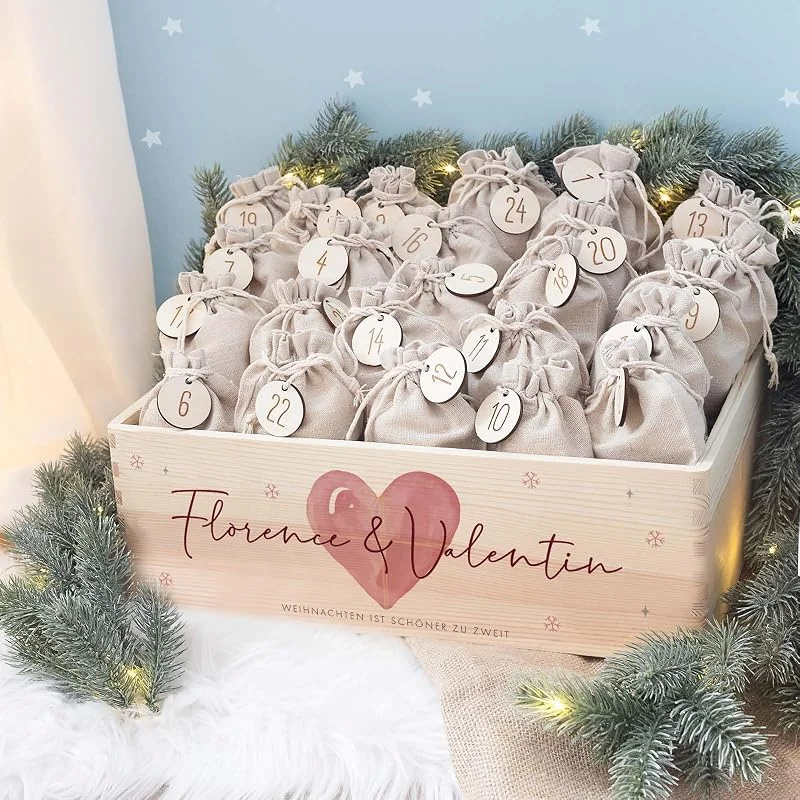 Besuche den hellomini-Store Personalisierte Adventskiste - Adventskalender aus Holz mit Namen - Aquarell Druck Kalender DIY - Weihnachtskalender für Paare- hello mini (Herz Paare) — Advent und Tisch