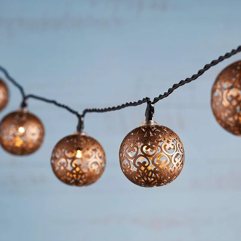 Besuche den Lights4fun-Store Lights4fun Solar-Lichterkette Metallkugeln, 16 warmweiße LEDs, Marokkanisch, IP44, Dämmerungssensor, Garten, Balkon & Terrasse, Länge 5, 25 m, Bronzefarben — Kerzenlicht Abendessen