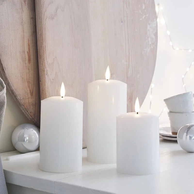 Besuche den Lights4fun-Store Lights4fun 3er Set weiße TruGlow® LED Echtwachskerzen mit warmweißer Flamme Kerzen flackernde mit Batterie und Timerfunktion Deko Set — Kerzenlicht Abendessen