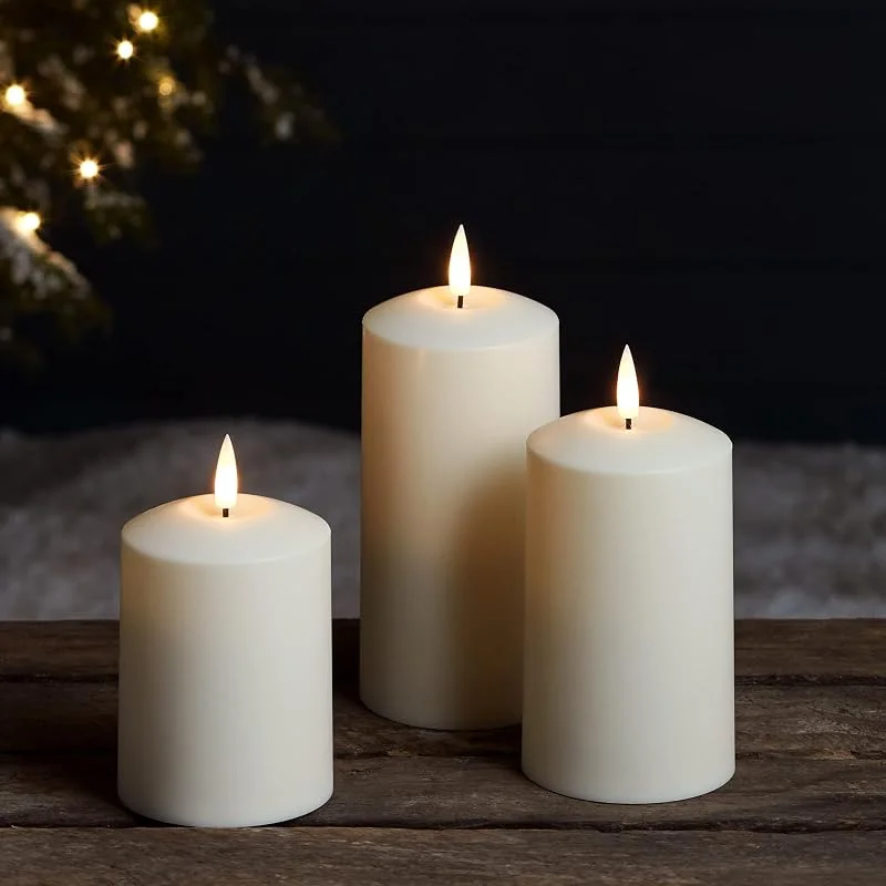 Besuche den Lights4fun-Store Lights4fun 3er Set TruGlow® LED-Kerzen für Außen mit Fernbedienung warmweiß Timerfunktion Garten Deko Balkon Elektrisch Batterie Stumpenkerzen Draußen [Energieklasse A++] — Kerzenlicht Abendessen