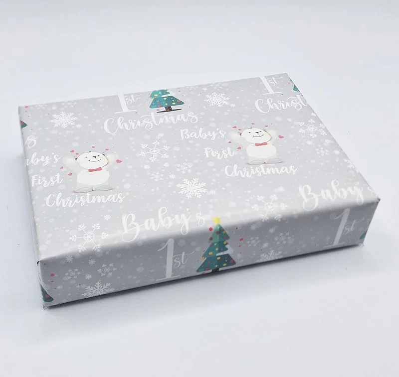Marke: Party Angels 4 Bögen + 4 Geschenkanhänger Baby 1. Weihnachten Mädchen Junge Unisex Silber Geschenkpapier Neugeborenes erstes Weihnachten Geschenkpapier Silber Unisex (PA) — Geschenkverpackung