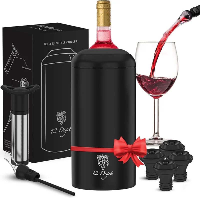 Marke: 12 Degrés Eisloser Weinkühler Set - Perfekte Weingeschenke für Frauen und Männer inklusive Edelstahl Isolierter Weinflaschenkühler mit Weinpumpe, Belüfter & 4 Stoppern (Schwarz) — Wein und Festtafel