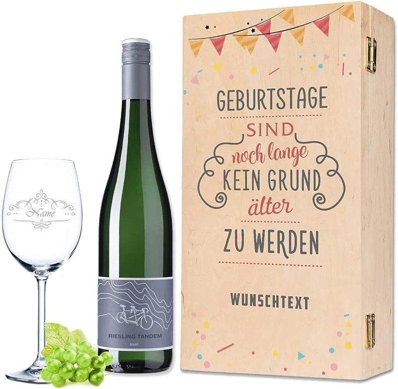 Besuche den GRAVURZEILE-Store GRAVURZEILE Weinglas mit Gravur - Geburtstage sind kein Grund - inkl. bedruckter Holzkiste & Tandem Riesling 0, 75 l - Geburtstagsgeschenk für Frauen & Männer - Wein Geschenkset - Weißwein — Wein und Festtafel