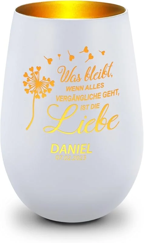 Besuche den GRAVURZEILE-Store GRAVURZEILE Deko Windlicht aus Glas mit Gravur - was bleibt, wenn Alles Vergängliche geht - Personalisiert - Trauerlicht für Teelichter und Kerzen - Grabschmuck zur Beerdigung - Weiß, Gold — Advent und Tisch