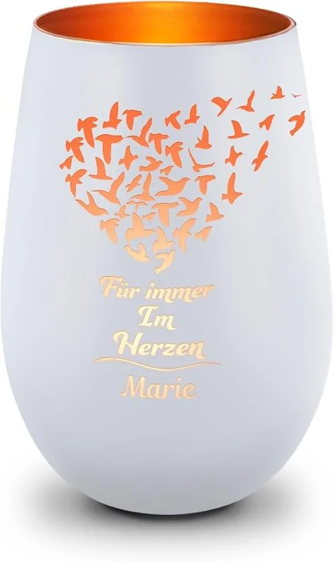 Besuche den GRAVURZEILE-Store GRAVURZEILE Deko Windlicht aus Glas mit Gravur - Für Immer im Herzen - Personalisiert mit Namen - Trauer Windlicht aus Glas - Trauerlicht zur Beerdigung oder als Andenken - Weiß, Bronze — Advent und Tisch