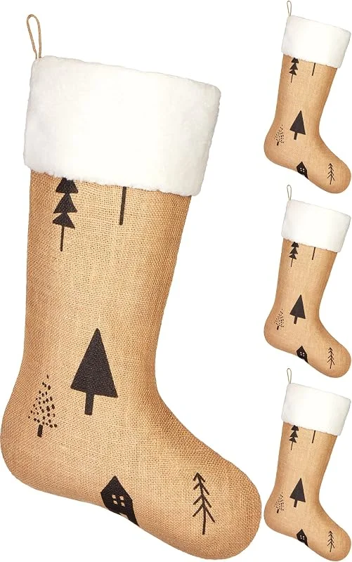Besuche den BRUBAKER-Store BRUBAKER Großer Weihnachtsstrumpf zum Befüllen und Aufhängen - 52 cm Nikolausstrumpf für Weihnachten und Nikolaus - Weihnachtsdeko Strümpfe Weihnachtssocken aus Jute - Haus im Wald - 4er Set