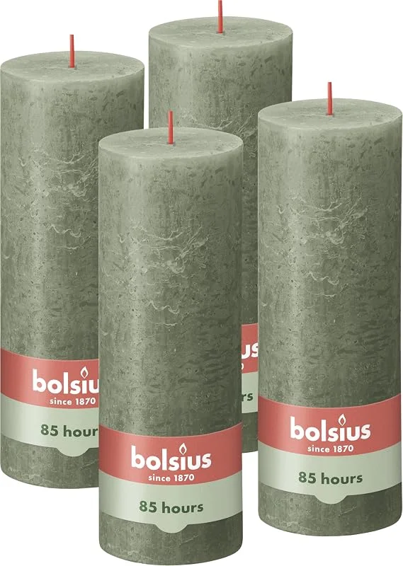 Besuche den bolsius-Store Bolsius Rustik Stumpenkerzen - Olivengrün - 4 Stück - 19 x 7 cm - Länge Brenndauer 85 Stunden - Unparfümierte - Natürliches Pflanzenwachs - Ohne Palmöl, Dunkelgrün — Advent und Tisch